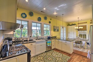 Cottage (2 Bedrooms) | Interior - Walk to Poretto Beach: Tropical Oasis in Galveston (Galveston)