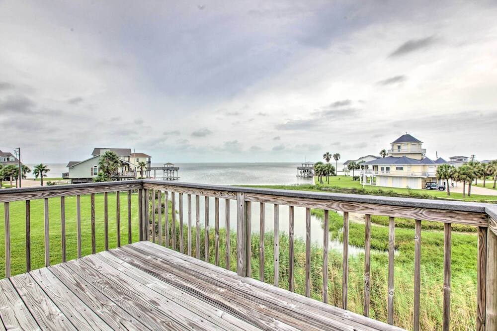 Waterfront Galveston Bay Retreat < 1 Mi to Beach! - Terramar Beach, TX