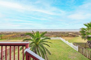 Interior - Steps to Private Beach! Pet-friendly Getaway (Galveston)