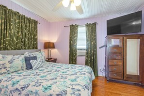 Interior - Steps to Private Beach! Pet-friendly Getaway (Galveston)