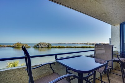 Cozy Condo w/ Gulf View, Bird Watching + Telescope