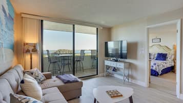 Departamento (2 Bedrooms) | Área de sala de estar | Televisión, consola de videojuegos, reproductor de DVD y libros