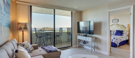 Apartment (2 Bedrooms) | Living area | TV, video-game console, DVD player, books