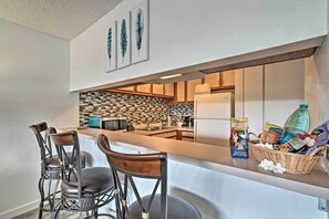 Apartment (1 Bedroom) | Interior - Kailua-kona Condo w/ Lanai, Walk to Beach + Pier! (Kailua-Kona)