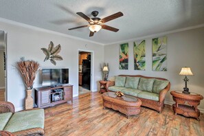 Apartment (1 Bedroom) | Interior - Downtown Air Conditioned Condo: Walk to Beaches (Kailua-Kona)