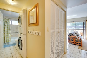 Apartment (2 Bedrooms) | Interior - Centrally Located Kailua-kona Condo w/ Lanai! (Kailua-Kona)