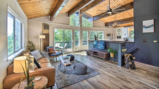 Living area - Running Springs Cabin < 7 Mi to Lake + Skiing (Running Springs)
