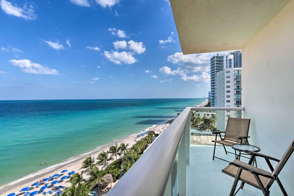 Beachfront Condo W/ Pool Access In Hollywood! - Surprise lake, Miami Beach