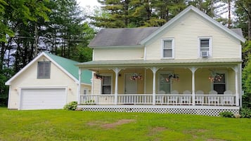 House (4 Bedrooms) | Exterior