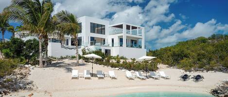 Rannalla, aurinkotuoleja, rantapyyhkeitä