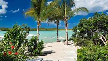 Plage, chaises longues, serviettes de plage