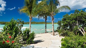 Plage, chaises longues, serviettes de plage