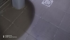 Een badkamer met een wastafel, toilet en spiegel.