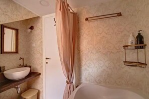 Shower, hair dryer, towels, soap - MAIN CENTRAL SQUARE ⚜️ Exclusive Loft Studio (Dubrovnik)