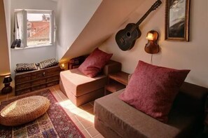 Smart-TV, Kamin, Bücher