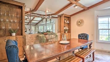 House (5 Bedrooms) | Interior