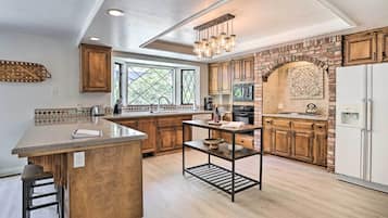 House (5 Bedrooms) | Interior