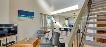 Top-floor Kailua Bay Resort Condo w/ Ocean Views!