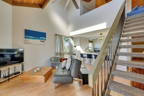 Top-floor Kailua Bay Resort Condo w/ Ocean Views!