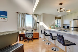 Interior - Top-floor Kailua Bay Resort Condo w/ Ocean Views! (Kailua-Kona)