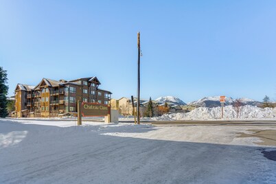 距离滑雪胜地7英里：狄龙公寓带山景