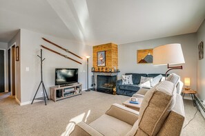 Interior - 7 Mi to Ski Resort: Dillon Condo w/ Mtn Views (Dillon)