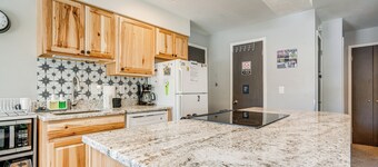 7 Mi to Ski Resort: Dillon Condo w/ Mtn Views