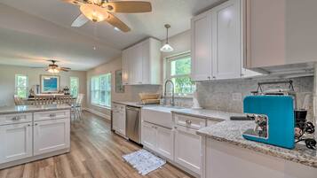 House (3 Bedrooms) | Private kitchen | Microwave, oven, stovetop, dishwasher