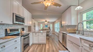 House (3 Bedrooms) | Private kitchen | Microwave, oven, stovetop, dishwasher