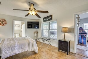 House (3 Bedrooms) | Interior - Waterfront Home on Canal w/ Private Dock & Kayaks (Crystal River)