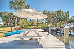 Outdoor dining - Waterfront Home on Canal w/ Private Dock & Kayaks (Crystal River)