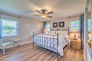 House (3 Bedrooms) - Waterfront Home on Canal w/ Private Dock & Kayaks (Crystal River)