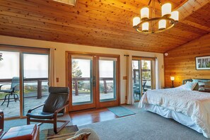 Apartment (0 Bedroom) | Interior - Cozy Schroeder Studio w/ Deck on Lake Superior (Schroeder)