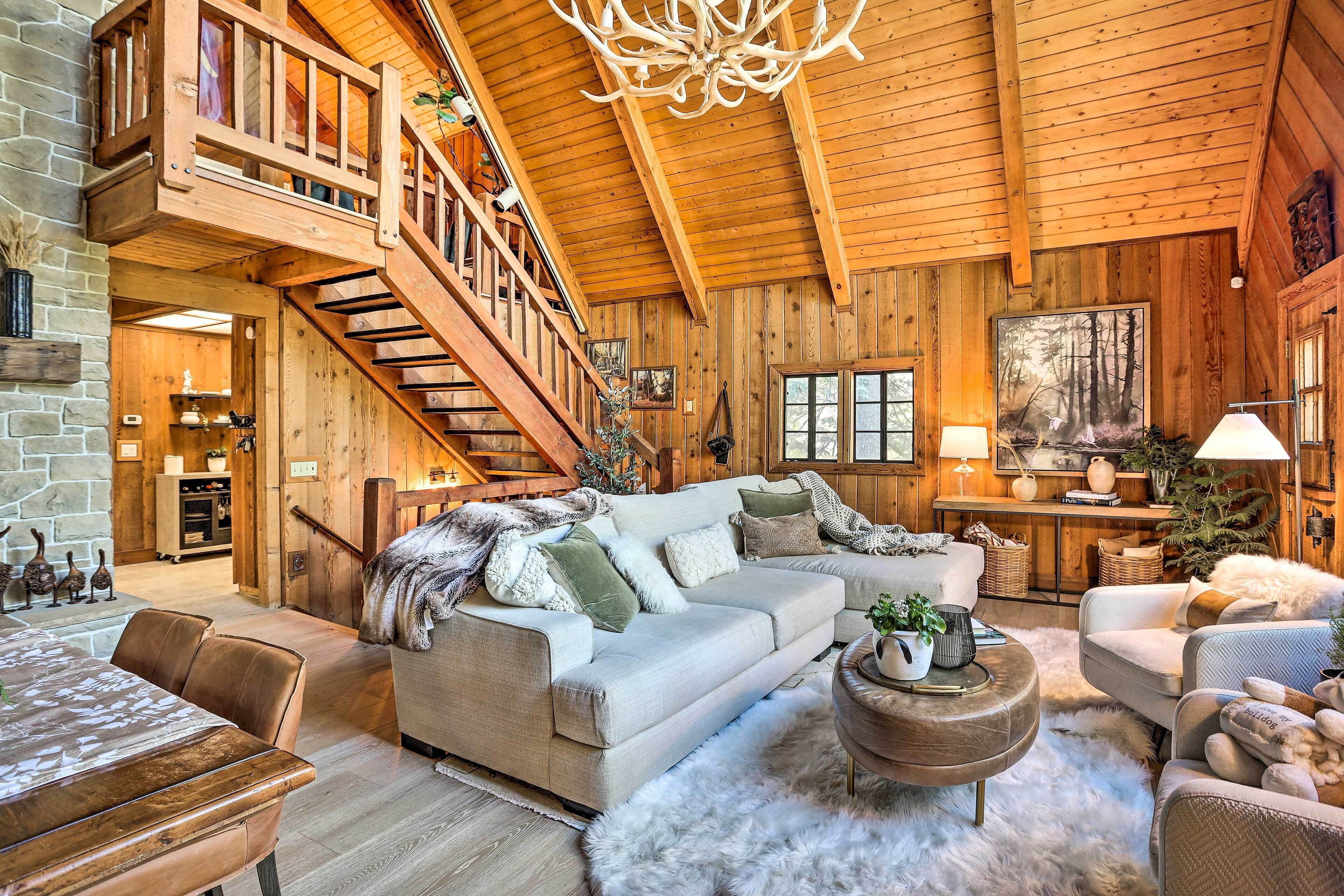 Una televisión, una chimenea, una mesa de tenis de mesa