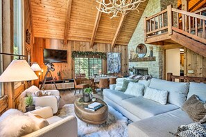 TV, fireplace, table tennis - Cimarron Lodge Retreat With 3 Decks & Grill! (Cedar Glen)