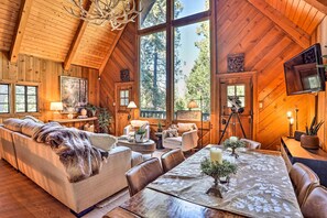 Casa (2 Bedrooms) | Zona de estar | Una televisión, una chimenea, una mesa de tenis de mesa