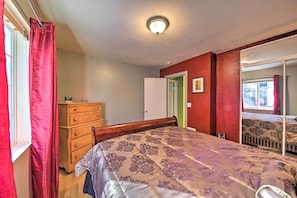 Interior - Cozy Home w/ Wood Fireplace: 4 Mi to Big Bear Lake (Big Bear City)