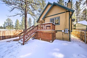 Interior - Cozy Home w/ Wood Fireplace: 4 Mi to Big Bear Lake (Big Bear City)