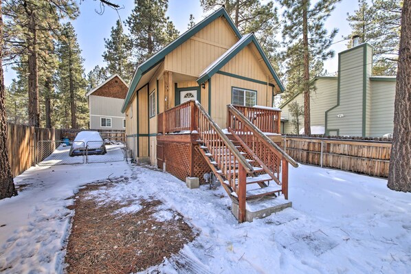Interior - Cozy Home w/ Wood Fireplace: 4 Mi to Big Bear Lake (Big Bear City)