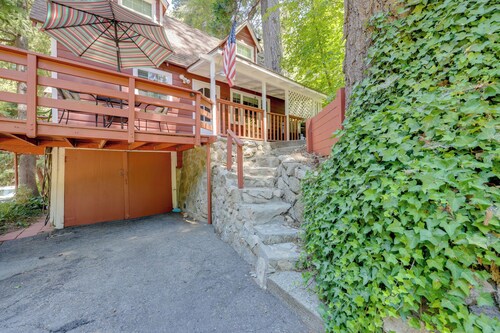 Vintage 'snow White' Cottage ~ 2 Miles to Village!