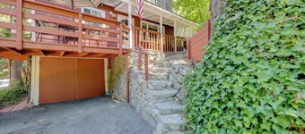 Vintage 'snow White' Cottage ~ 2 Miles to Village!