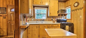 Vintage 'snow White' Cottage ~ 2 Miles to Village!