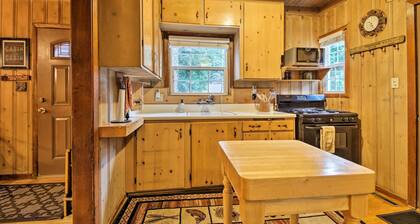 Vintage 'snow White' Cottage ~ 2 Miles to Village!