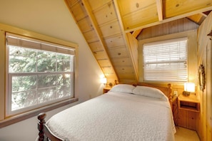 Interior - Vintage 'snow White' Cottage ~ 2 Miles to Village! (Lake Arrowhead)
