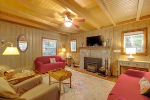 Interior - Vintage 'snow White' Cottage ~ 2 Miles to Village! (Lake Arrowhead)