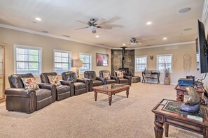 Interior - Huge Lake Arrowhead Home w/ 3 Decks & Grill! (Lake Arrowhead)