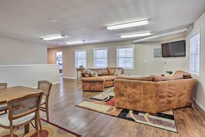 Interior - Huge Lake Arrowhead Home w/ 3 Decks & Grill! (Lake Arrowhead)