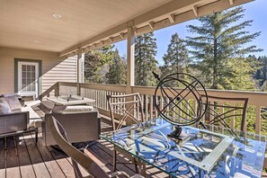 Interior - Huge Lake Arrowhead Home w/ 3 Decks & Grill! (Lake Arrowhead)