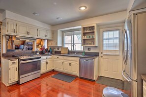 House (6 Bedrooms) | Interior