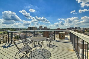 Outdoor dining - Kansas City Penthouse: Near Museums & Plaza! (Kansas City)